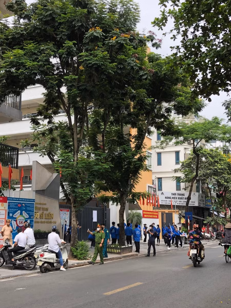 An ninh trật tự tại khu vực thi trường THCS Ngô Sĩ Liên được thắt chặt.