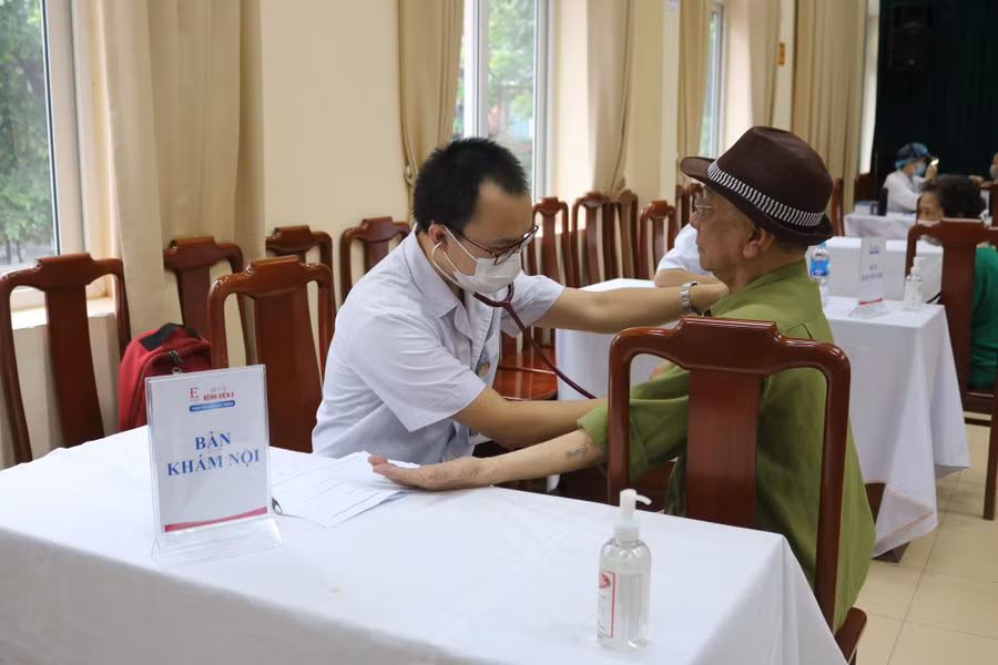 Bác sĩ Bệnh viện E khám sức khỏe cho người có công tại phường Nghĩa Tân (quận Cầu Giấy).
