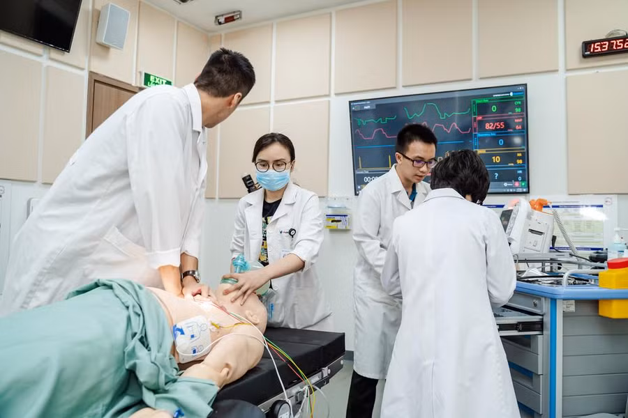 Sinh viên VinUni đang thực hành tại Trung tâm mô phỏng Y khoa dưới sự hướng dẫn của các Giáo sư.