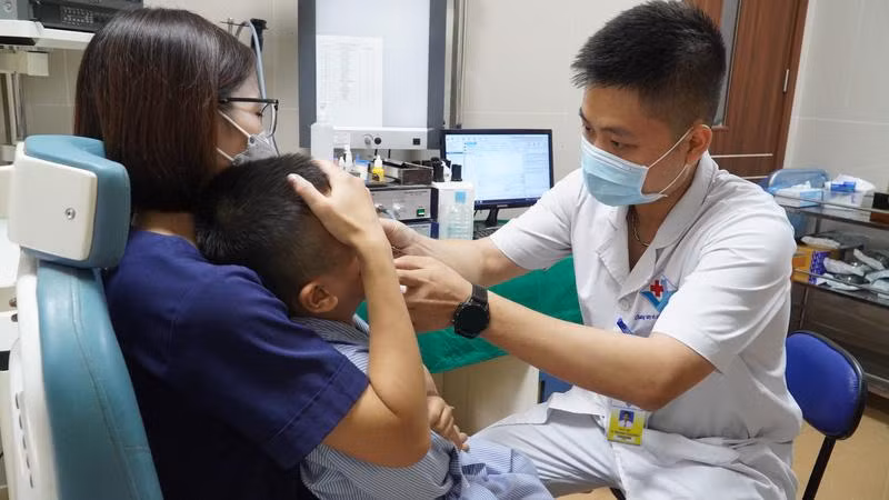 Bác sĩ thăm khám cho bệnh nhi. Ảnh: BV.