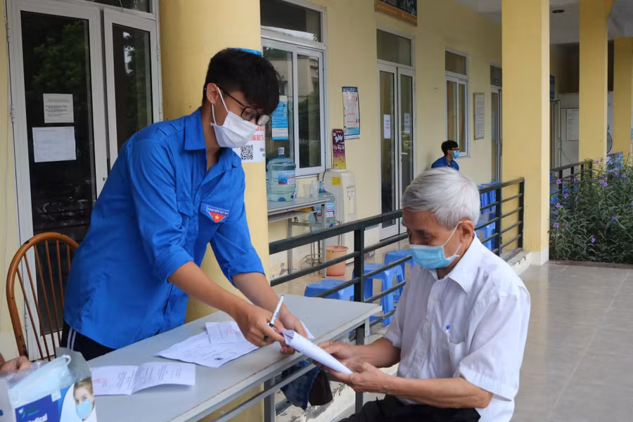 Bàn khám tư vấn cho đối tượng chính sách.