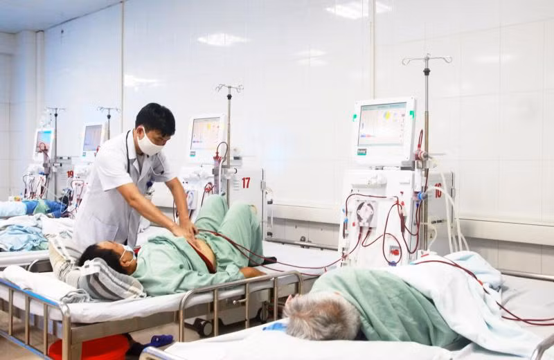 Bệnh nhân chạy thận nhân tạo tại khoa Thận lọc máu - Bệnh viện Bãi Cháy. Nguồn: BV.