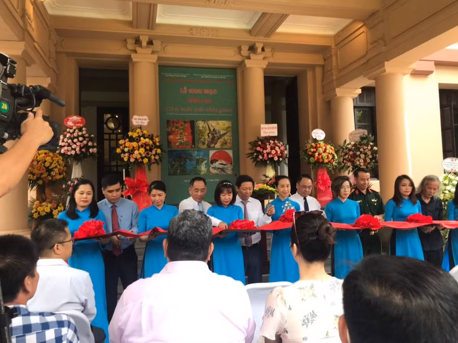 Đại biểu thực hiện nghi thức cắt băng khai mạc triển lãm