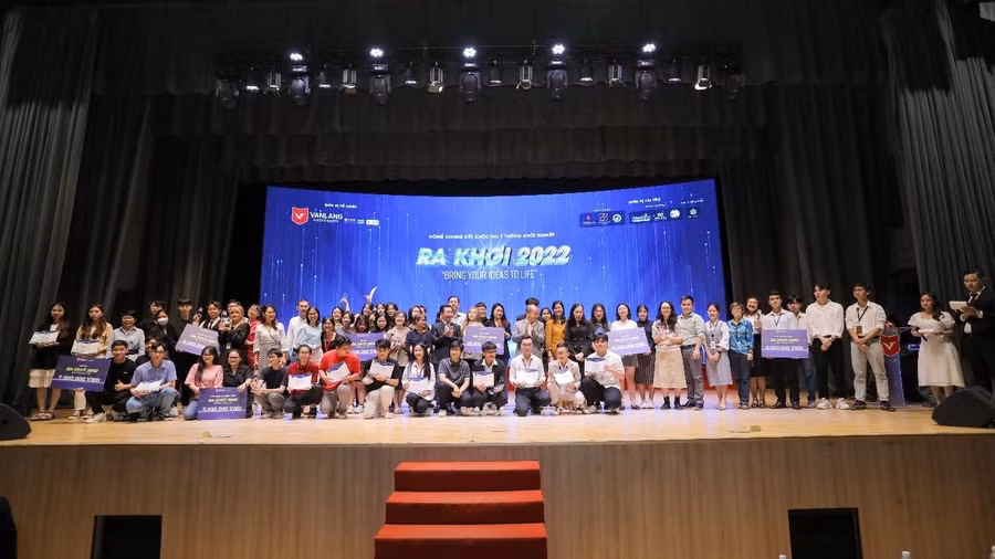 Các đội thi chụp ảnh lưu niệm cùng các shark tank.