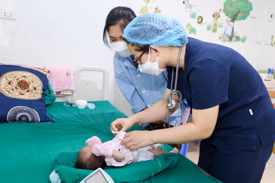 Bệnh nhi ổn định sau phẫu thuật. Ảnh: BV. Bệnh nhi ổn định sau phẫu thuật. Ảnh: BV.