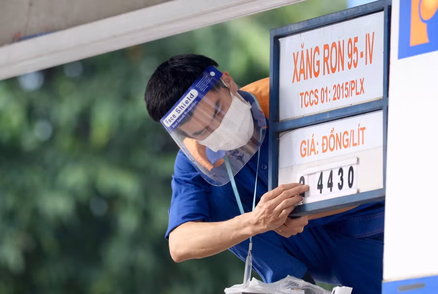 Công điện của Thủ tướng Chính phủ yêu cầu kiểm soát giá hàng hóa, dịch vụ sau khi giá xăng dầu giảm mạnh. Ảnh minh họa.