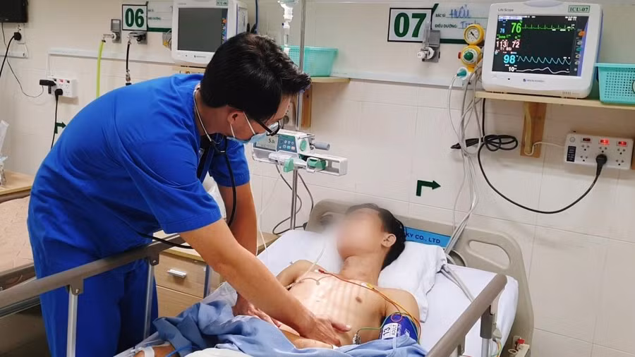 Nam bệnh nhân đang cấp cứu tại bệnh viện. Ảnh: BV.