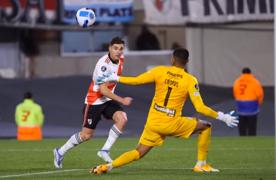 Julian Alvarez ghi 6 bàn cho River trong một trận đấu.
