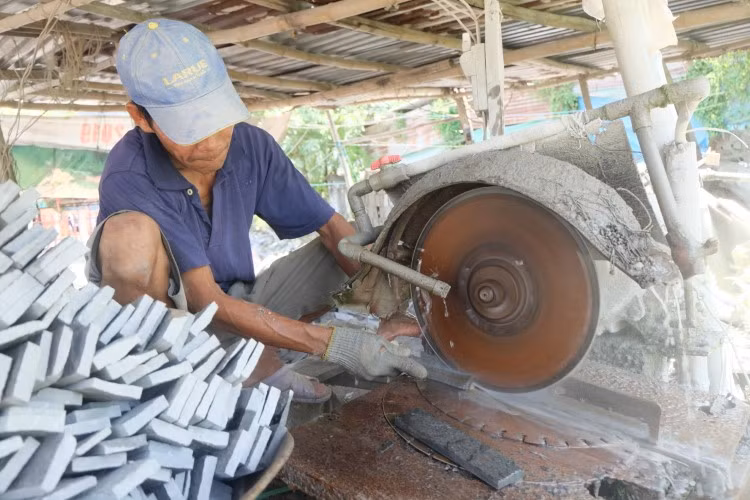 Anh Dũng đang xẻ đá ra theo quy cách.