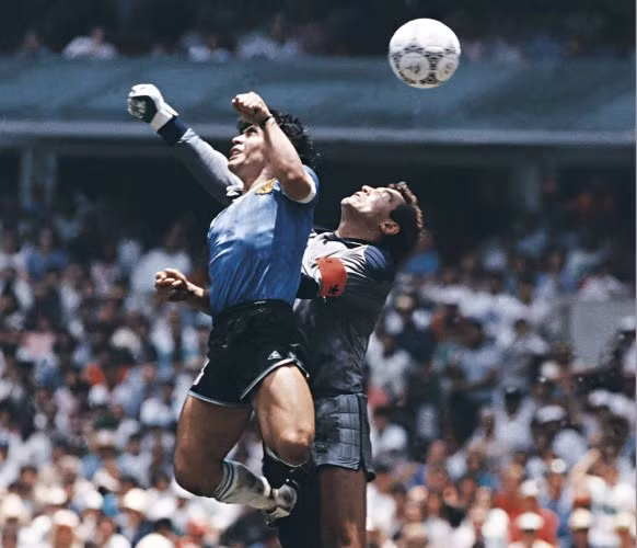 Khoảnh khắc Maradona ghi bàn bằng tay vào lưới đội tuyển Anh ở World Cup 1986.