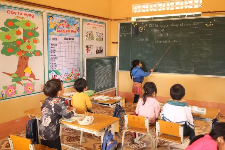 Mở hết cửa chính và cửa sổ, song việc dạy và học của thầy, trò tại lớp ghép 1+2 tại bản Huổi Lướng hết sức khó khăn vì thiếu ánh sáng.