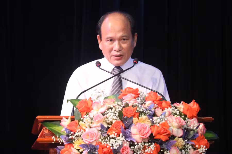 Ông Nguyễn Quốc Anh - Phó Giám đốc Sở GD&amp;ĐT báo cáo kết quả đạt được trong Kỳ thi học sinh giỏi năm 2021-2022.