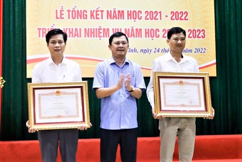 Phó Chủ tịch UBND tỉnh Hà Tĩnh Lê Ngọc Châu đã trao Bằng khen của Thủ tướng Chính phủ cho các cá nhân có thành tích xuất sắc trong sự nghiệp giáo dục ở địa phương. Phó Chủ tịch UBND tỉnh Hà Tĩnh Lê Ngọc Châu đã trao Bằng khen của Thủ tướng Chính phủ cho các cá nhân có thành tích xuất sắc trong sự nghiệp giáo dục ở địa phương.