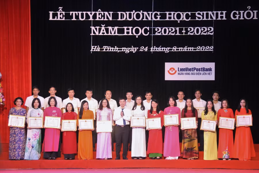 Phó Giám đốc Sở GD&amp;ĐT Nguyễn Hồng Cường trao Giấy khen của Sở GD&amp;ĐT cho các giáo viên có thành tích trong công tác bồi dưỡng học sinh giỏi quốc gia.