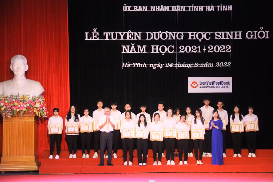 Giám đốc Sở GD&amp;ĐT Đặng Thị Quỳnh Diệp và Chủ tịch Hội Khuyến học tỉnh Đoàn Đình Anh trao Giấy khen của Sở GD&amp;ĐT cho các em học sinh đạt giải tại Kỳ thi học sinh giỏi quốc gia.