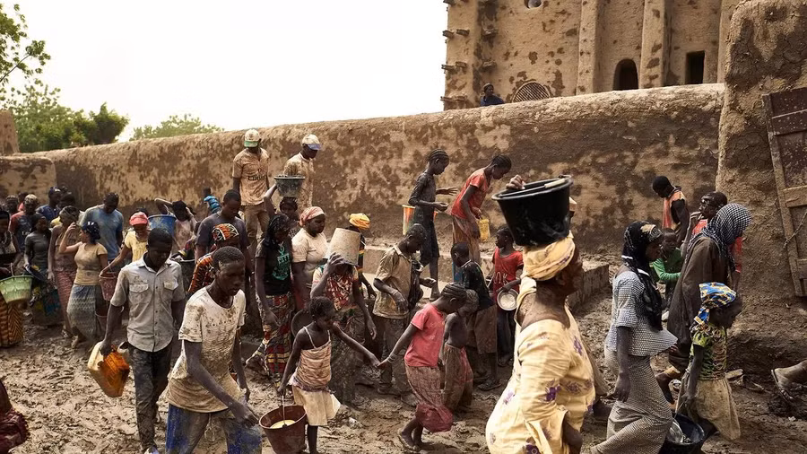 Cư dân Djenné hăng hái tôn tạo nhà bùn hàng năm. Cư dân Djenné hăng hái tôn tạo nhà bùn hàng năm.