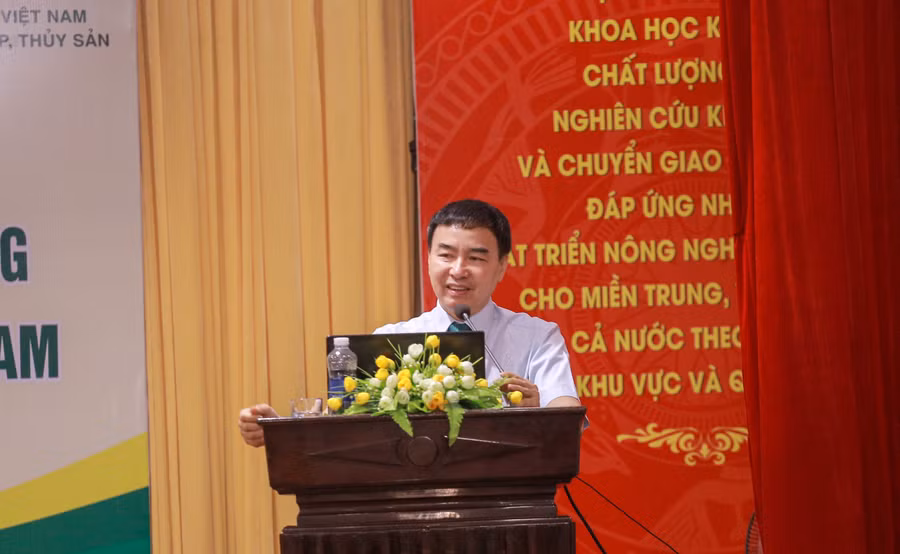 GS.TS Nguyễn Thế Hùng - Chủ nhiệm CLB Khối đào tạo nông nghiệp, lâm nghiệp và thủy sản chia sẻ tại hội thảo.
