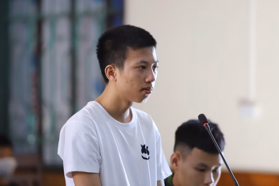 Nguyễn Văn Phong (17 tuổi, xã Xuân Liên, huyện Nghi Xuân, Hà Tĩnh) tại phiên tòa xét xử sơ thẩm. Nguyễn Văn Phong (17 tuổi, xã Xuân Liên, huyện Nghi Xuân, Hà Tĩnh) tại phiên tòa xét xử sơ thẩm.