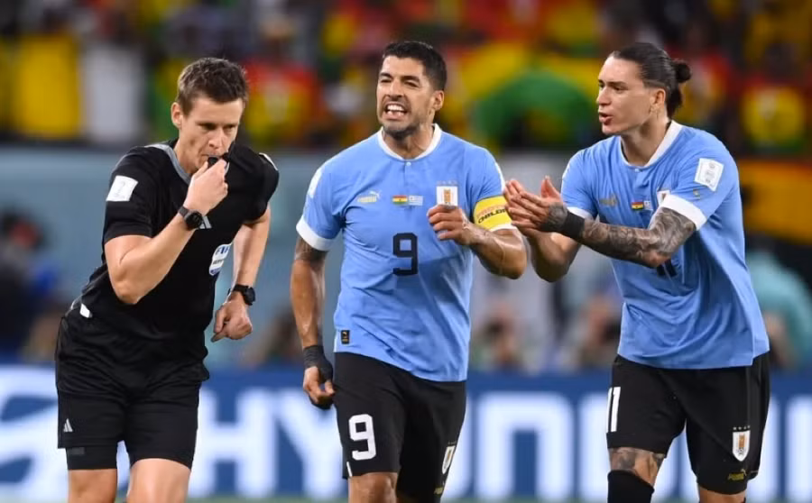 Cầu thủ Uruguay phản ứng với trọng tài Daniel Siebert. Cầu thủ Uruguay phản ứng với trọng tài Daniel Siebert.