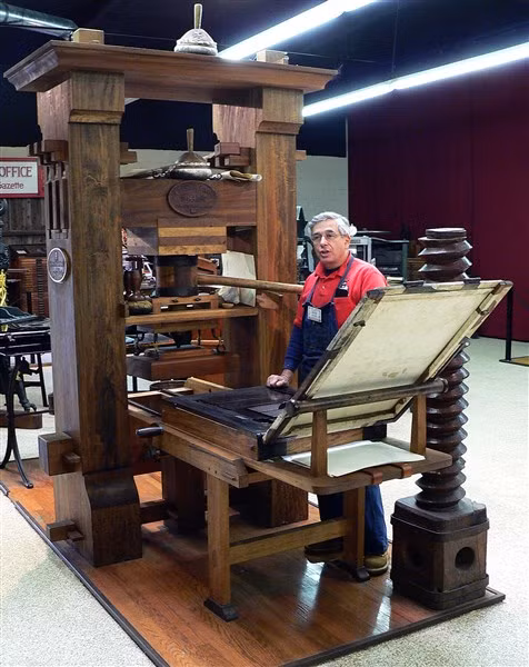 Bản phục dựng máy in Gutenberg, trưng bày ở Bảo tàng In Quốc tế, California, Hoa Kỳ.