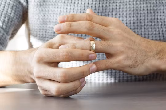 Vợ kiện chồng 13,5 tỷ đồng vì cưới 6 năm mới biết anh ta... đồng tính - Ảnh 1. Vợ kiện chồng 13,5 tỷ đồng vì cưới 6 năm mới biết anh ta... đồng tính - Ảnh 1.