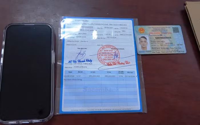 Sau khi trộm được tiền, Hiếu mang 200 triệu đồng đến gửi tiết kiệm tại ngân hàng. (Ảnh: CACC). Sau khi trộm được tiền, Hiếu mang 200 triệu đồng đến gửi tiết kiệm tại ngân hàng. (Ảnh: CACC).