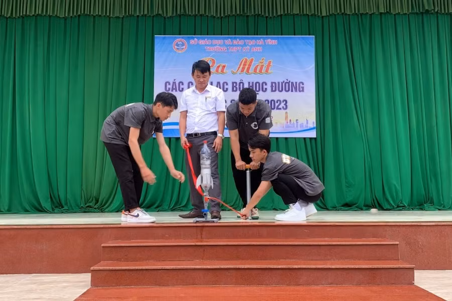 Buổi thử nghiệm mô hình khí động học của CLB Khoa học kỹ thuật Trường THPT Kỳ Anh. Buổi thử nghiệm mô hình khí động học của CLB Khoa học kỹ thuật Trường THPT Kỳ Anh.