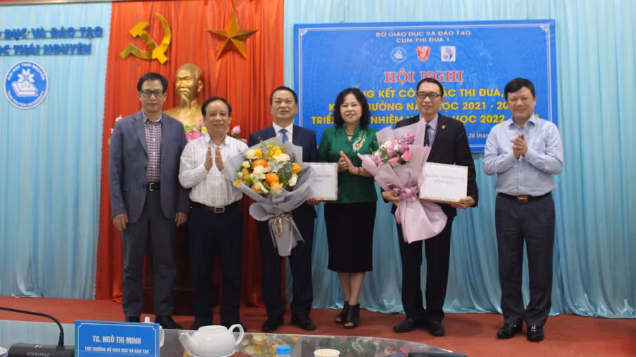 Thứ trưởng Ngô Thị Minh tặng hoa và quà lưu niệm cho các đại diện Cụm thi đua 1.