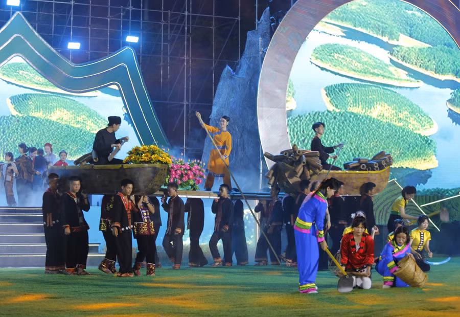 Ngay sau chương trình Lễ công bố là chương trình nghệ thuật với chủ đề “Nơi mạch nguồn sông Chảy”. Chương trình được dàn dựng công phu với sự góp mặt của nhiều nghệ sỹ, ca sỹ nổi tiếng và gần 1.000 diễn viên chuyên, không chuyên cùng đông đảo nghệ nhân và các em học sinh của huyện Yên Bình, tỉnh Yên Bái...