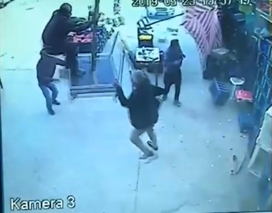 Cơn gió kéo theo cả Sadik và chiếc ô lên cao.
