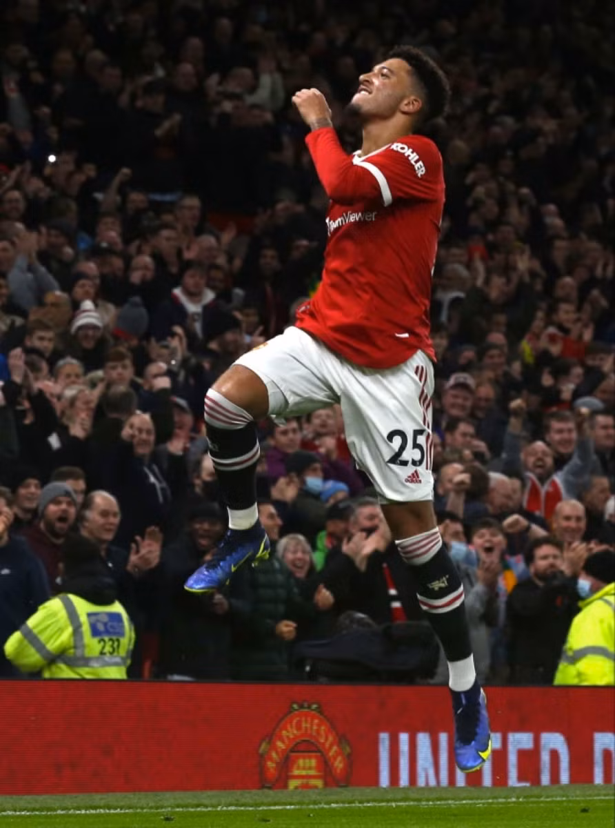 Cú sút của Sancho chạm chân cầu thủ Burnley thành bàn.