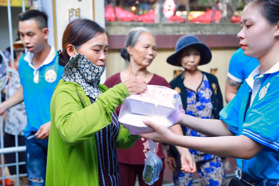 Trao cơm chay cho bệnh nhân và người nhà tại TTYT Phong Điền và Bệnh viện TW Huế cơ sở 2 tại xã Phong An, huyện Phong Điền, Thừa Thiên - Huế