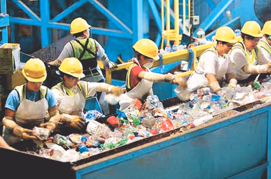 Quản lý chất thải rắn đô thị còn nhiều bất cập.
