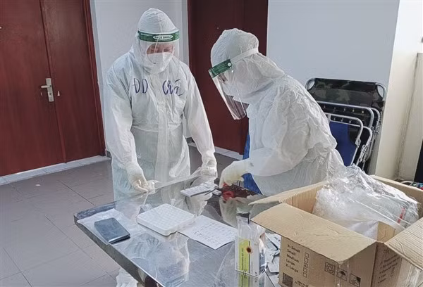 Mỗi tầng bố trí 120 giường luôn trong trạng thái kín bệnh nhân nhưng chỉ có 2 bác sĩ, 3 y tá.