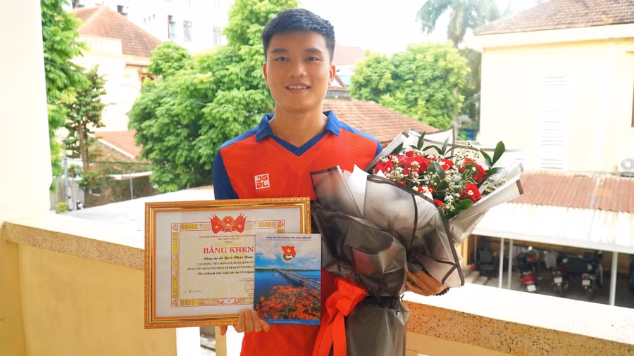 Vận động viên Lê Quốc Nhật Nam vui mừng sau khi nhận được Bằng khen của Tỉnh đoàn Thừa Thiên - Huế.