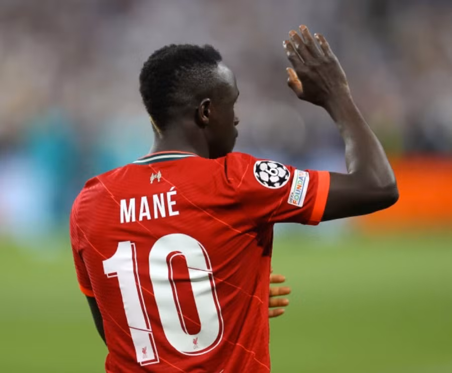 Mane vẫy tay chào tạm biệt người hâm mộ Liverpool sau trận chung kết Champions League.