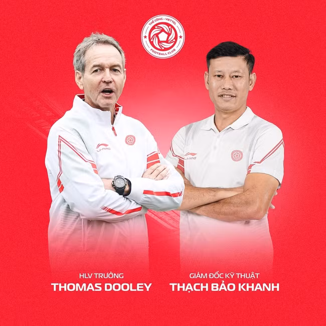 Thể Công Viettel hoán đổi vị trí giữa HLV Thạch Bảo Khanh và ông Thomas Dooley. Ảnh: Viettel.