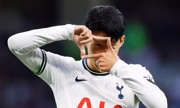 Son Heung-min ăn mừng quen thuộc. Son Heung-min ăn mừng quen thuộc.