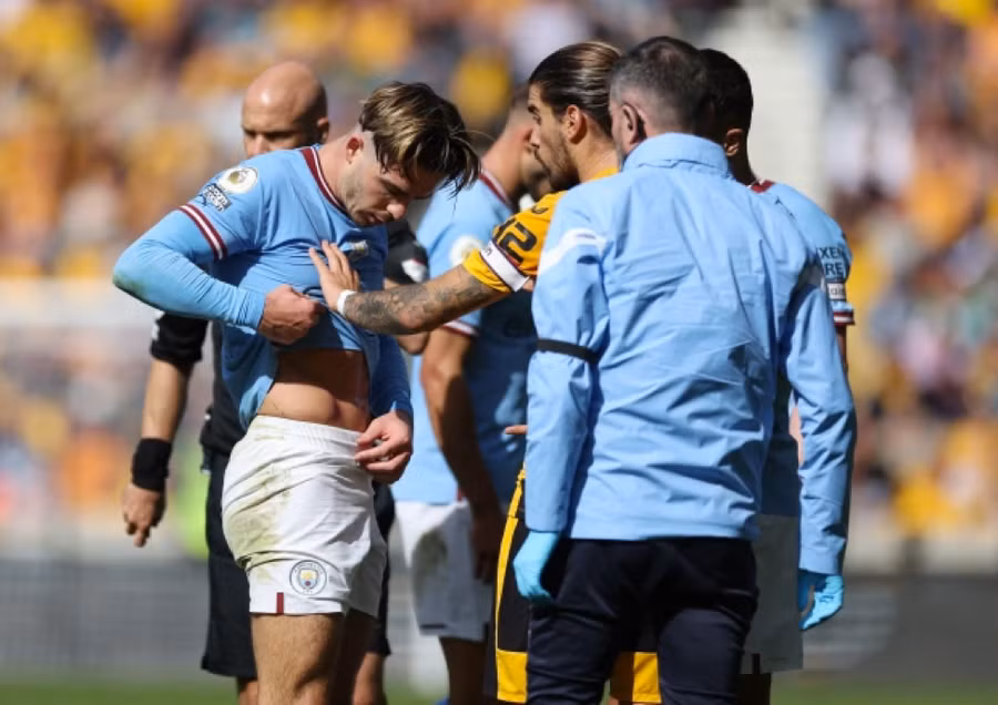 Grealish vén áo để lộ dấu vết khó chịu.