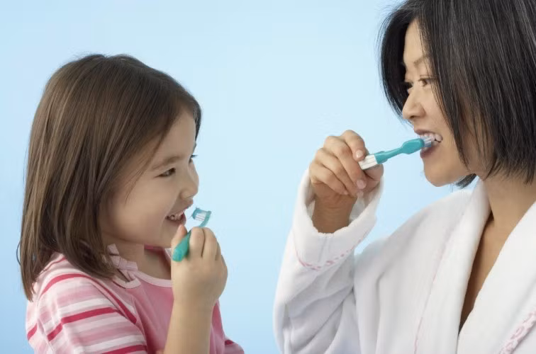 Dạy trẻ đánh răng đúng cách ảnh 1