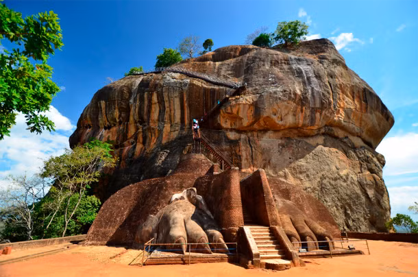 Bệ Sư Tử, cổng vào của tàn tích Sigiriya. Ảnh: Aleksandar Todorovic, Adobe Stock