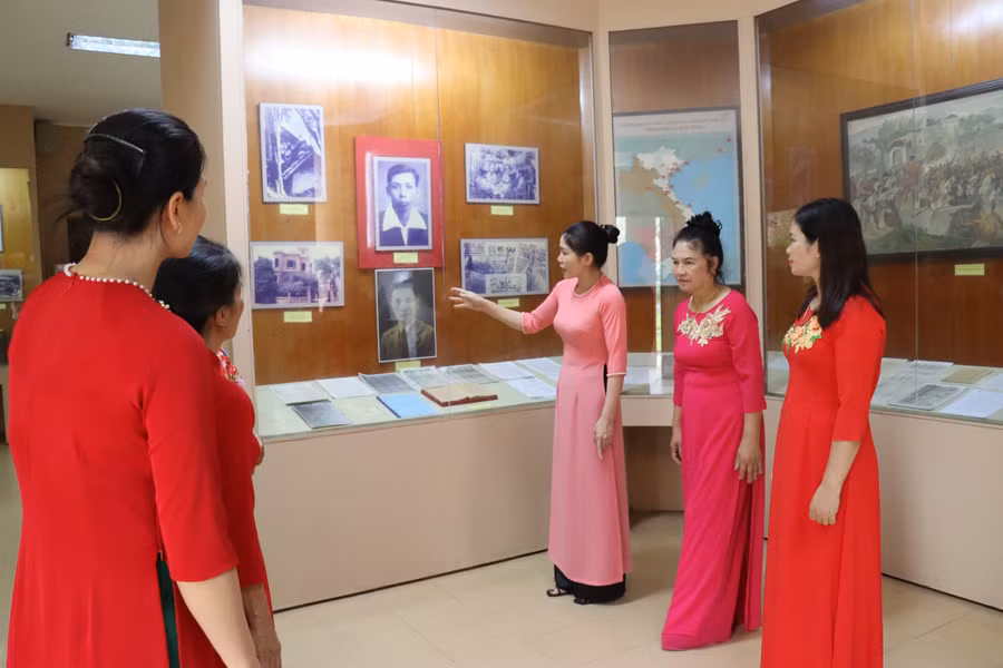 Hằng năm Khu di tích đón hàng nghìn lượt khách đến viếng thăm.
