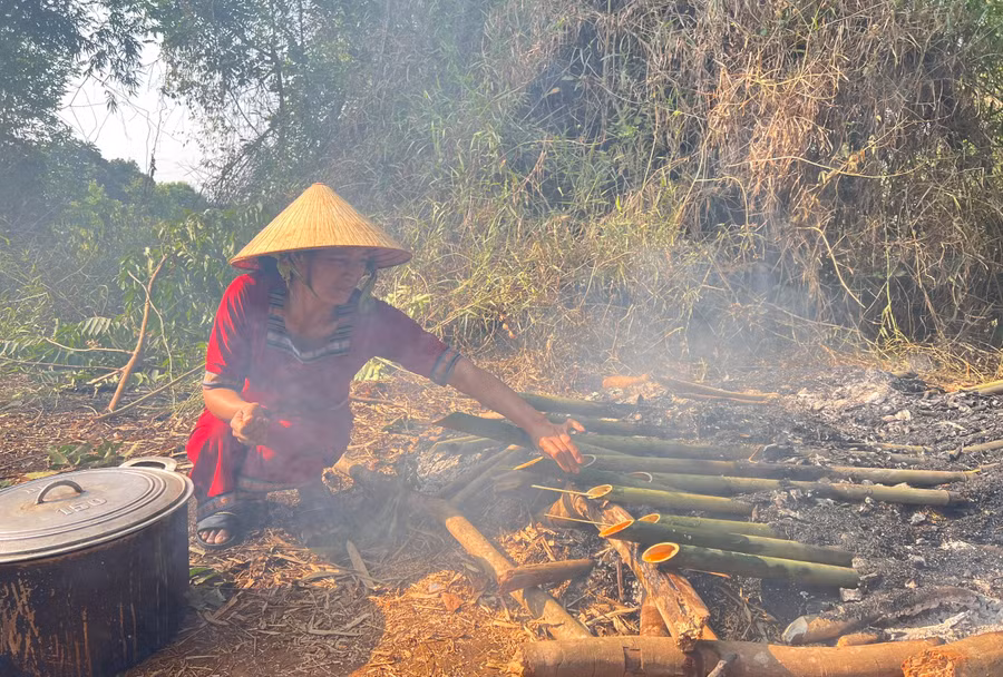 Cơm lam là món ăn không thể thiếu trong các lễ hội truyền thống của người Ba Na. Cơm lam là món ăn không thể thiếu trong các lễ hội truyền thống của người Ba Na.
