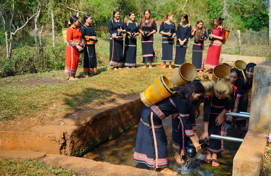Những người phụ nữ trong làng đến giọt nước lấy nước vào bầu khô với mong muốn nguồn nước luôn dồi dào, tuôn chảy. Những người phụ nữ trong làng đến giọt nước lấy nước vào bầu khô với mong muốn nguồn nước luôn dồi dào, tuôn chảy.