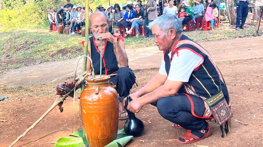 Già làng cầu mong thần linh phù hộ bà con có sức khỏe, mang mưa tưới mát cho đồng ruộng, nương rẫy, cho cây cối tốt tươi, mùa vụ bội thu. Già làng cầu mong thần linh phù hộ bà con có sức khỏe, mang mưa tưới mát cho đồng ruộng, nương rẫy, cho cây cối tốt tươi, mùa vụ bội thu.