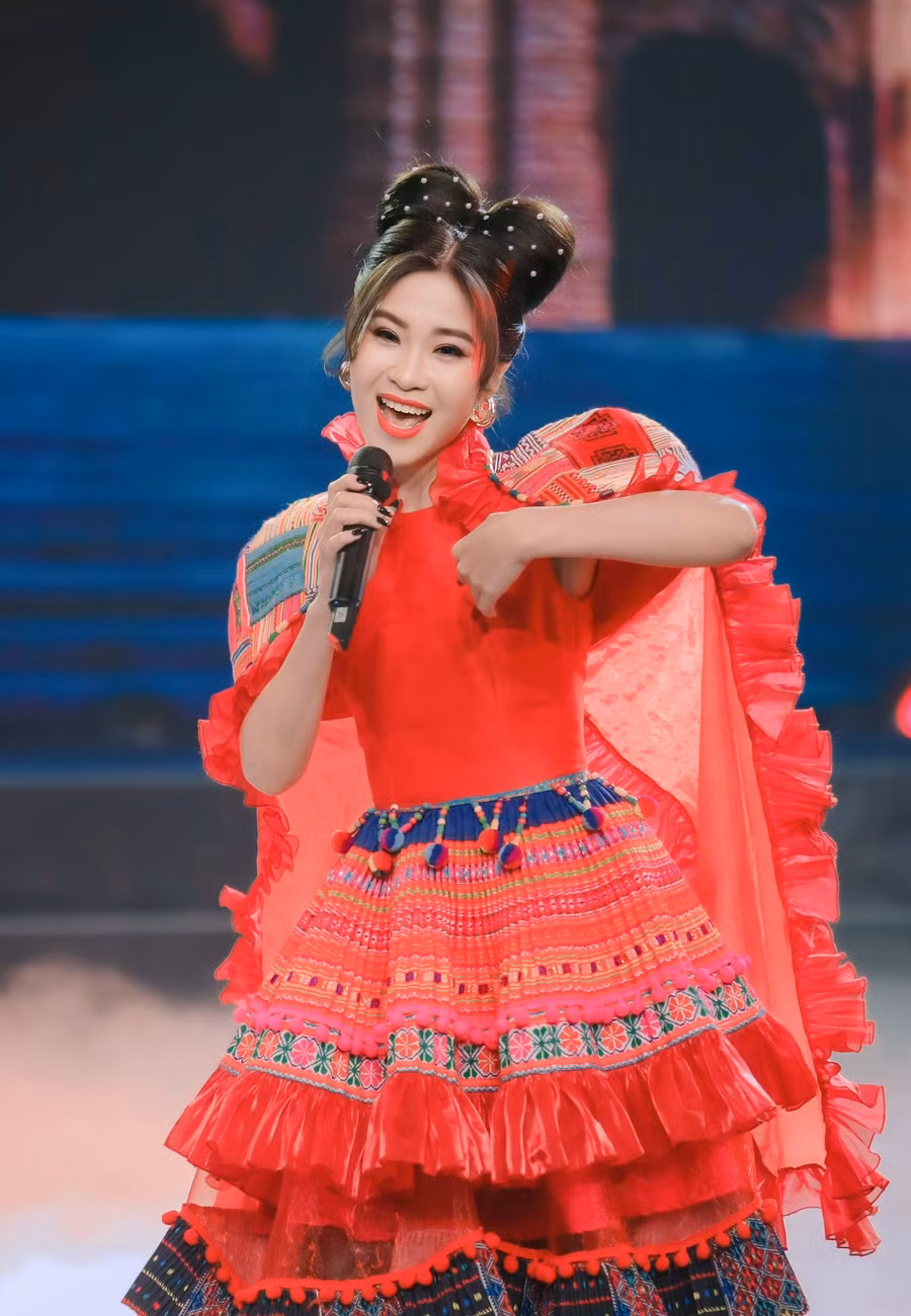 Hà Myo muốn khoác 'tấm áo mới' cho nghệ thuật truyền thống khi kết hợp xẩm với âm nhạc hiện đại. Hà Myo muốn khoác 'tấm áo mới' cho nghệ thuật truyền thống khi kết hợp xẩm với âm nhạc hiện đại.