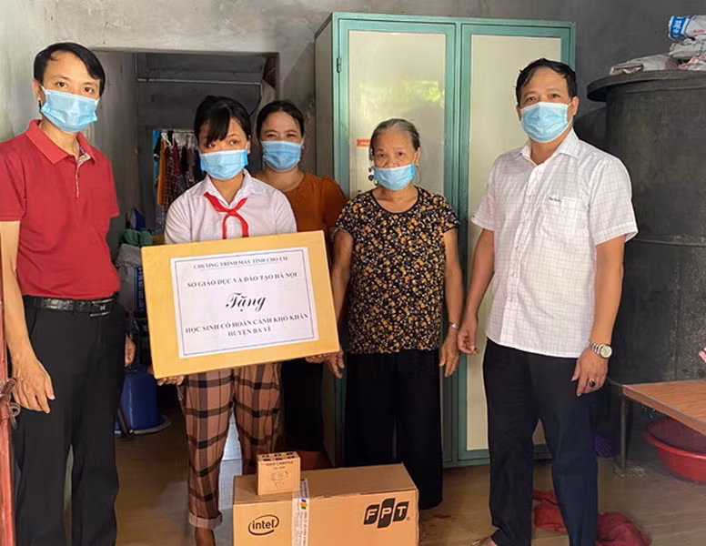 Đại diện Sở GD&amp;ĐT Hà Nội tặng máy tính cho học sinh huyện Ba Vì.
