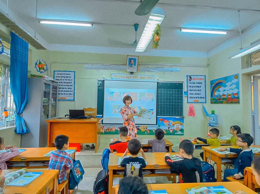 Cô Chu Thị Uyên với HS lớp 1 Trường Tiểu học Kim Ngọc (Vĩnh Phúc) (ảnh chụp khi chưa có dịch)
