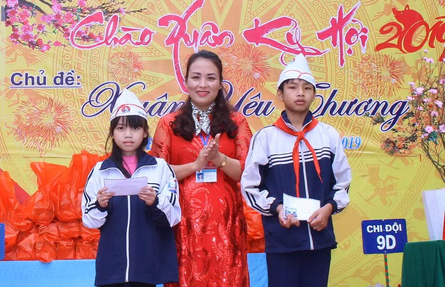 Nhà giáo Tô Thị Bích Liên tặng quà cho hai em học sinh mắc bệnh hiểm nghèo