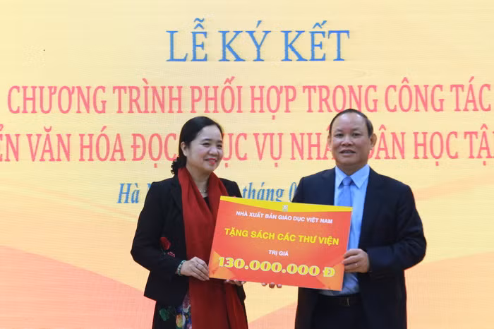 Ông Nguyễn Đức Thái trao tặng sách cho các thư viện. Ông Nguyễn Đức Thái trao tặng sách cho các thư viện.